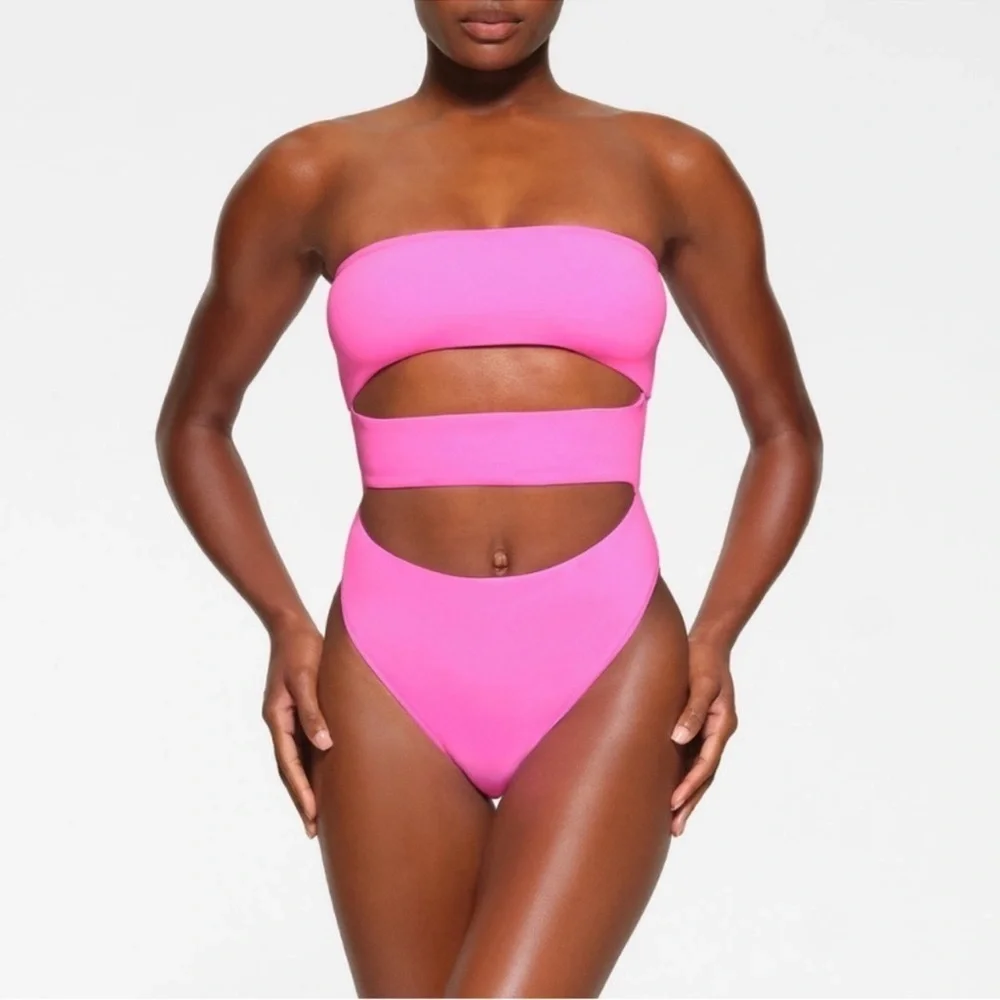 NWT SKIMS (B10)SWIM STRAPLESS CUTOUT MONOKINI IN TAFFY SIZE 3X